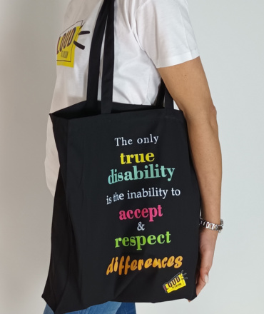 Επαναχρησιμοποιούμενη τσάντα μαύρη (The only true disability is the inability to accept & respect differences)