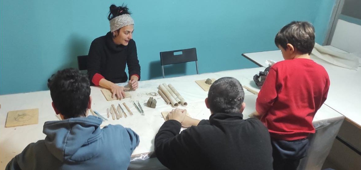 Η LOUD πλάθει δημιουργικές εμπειρίες στο νέο εκπαιδευτικό εργαστήρι Κεραμικής