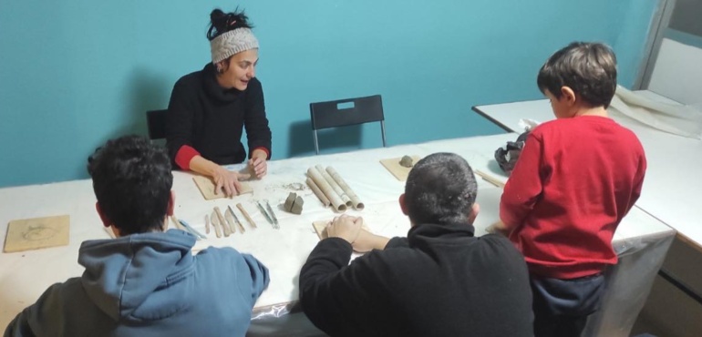 Η LOUD πλάθει δημιουργικές εμπειρίες στο νέο εκπαιδευτικό εργαστήρι Κεραμικής